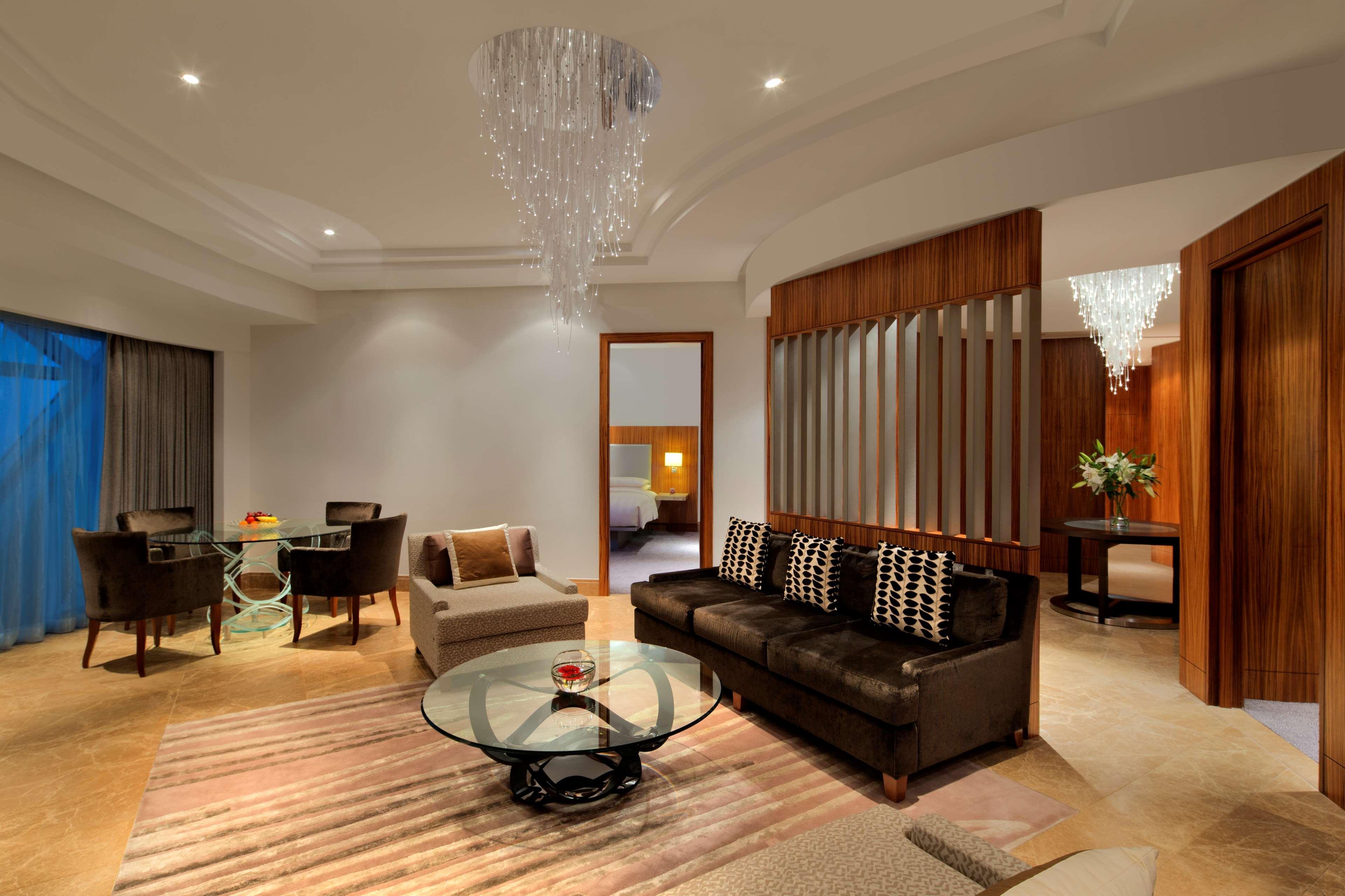 Andaz Capital Gate Abu Dhabi, By Hyatt Hotel Abu Dhabi
