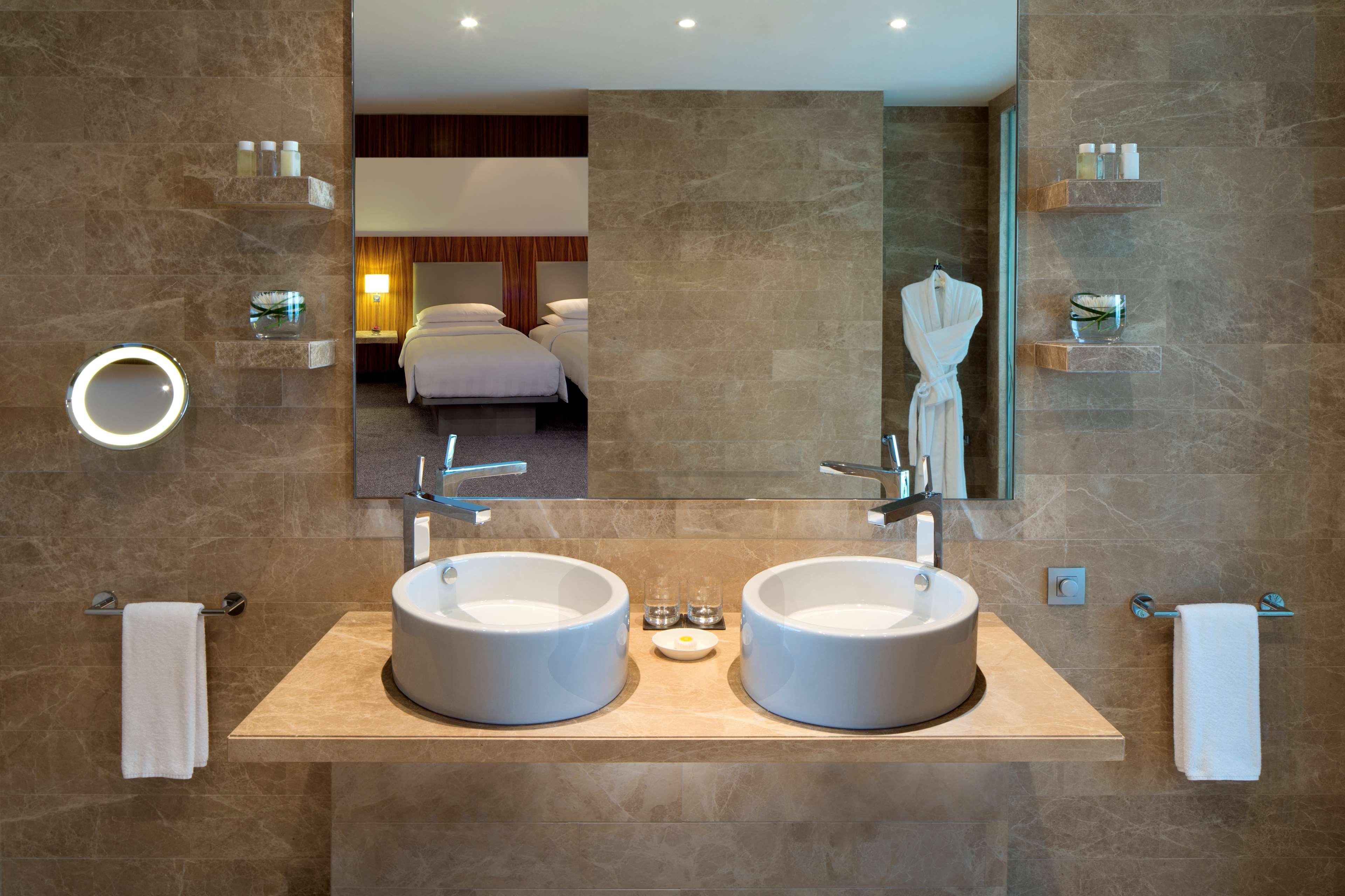 Andaz Capital Gate Abu Dhabi, By Hyatt 5*